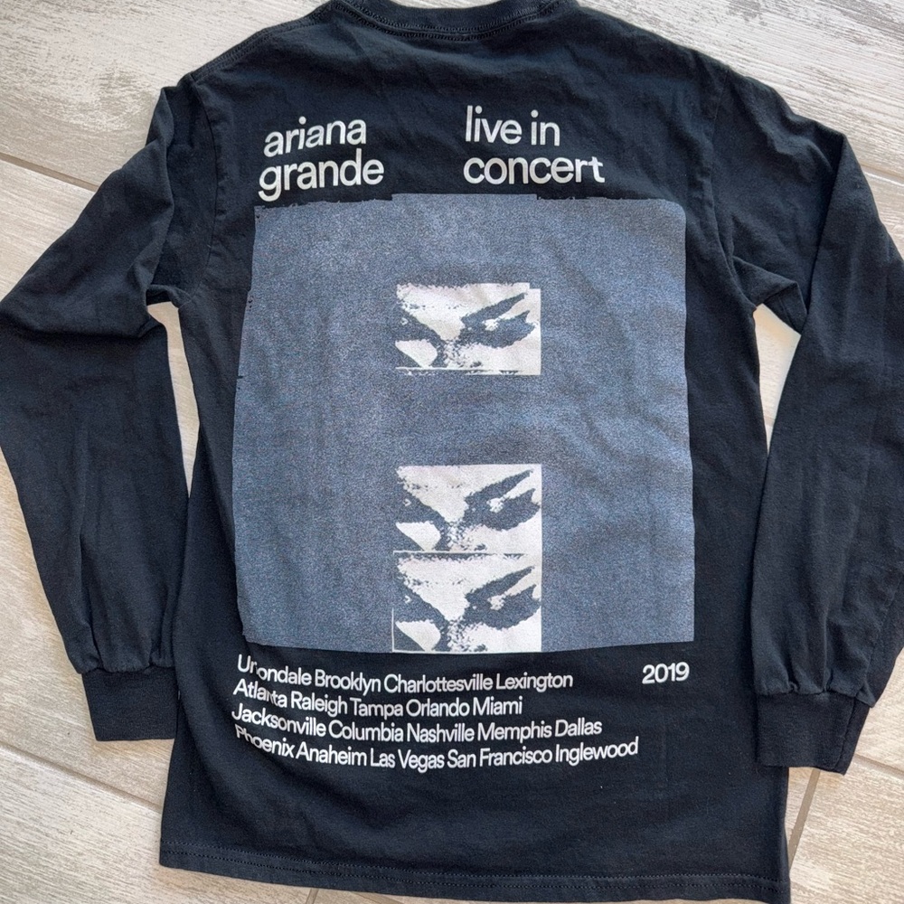 Like New 2019 Black Ariana Grande Sweetener World Tour Concert Tee Shirt